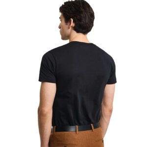 טי שירט Gant לגברים צווארון וי גזרת Slim Fit (Shield V-Neck)