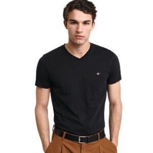 טי שירט Gant לגברים צווארון וי גזרת Slim Fit (Shield V-Neck)